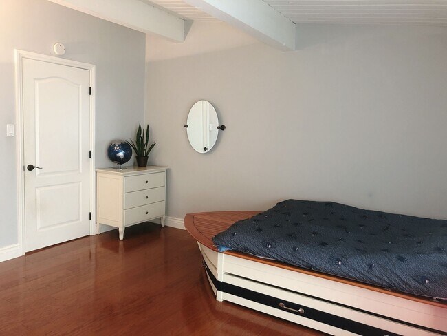 Building Photo - Mid-Century Modern Masterpiece!  South of the BLVD. Minutes to Westside, Mulholland, 405. Roscoma...