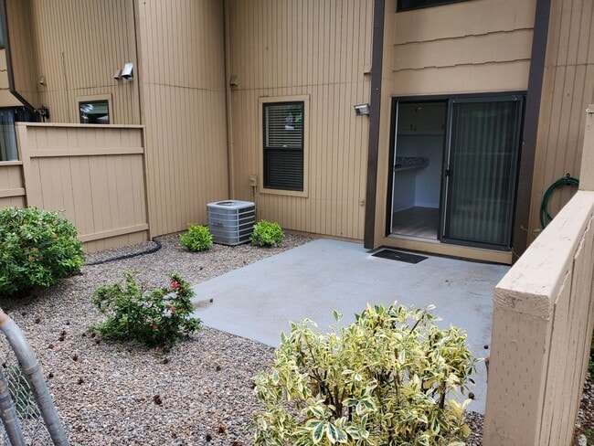 Building Photo - FREE RENT! South Salem Condo w/ Remodeled Kitchen, A/C & W/S/G Included!