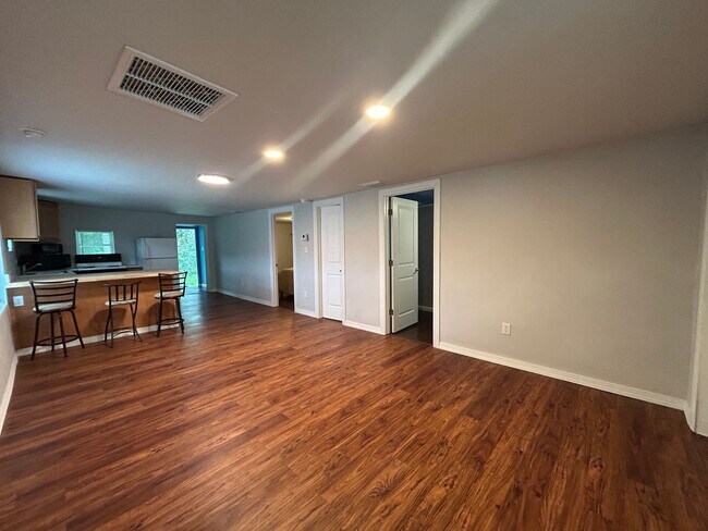 Building Photo - Charming 2 bedroom, 2 bath + bonus office ...
