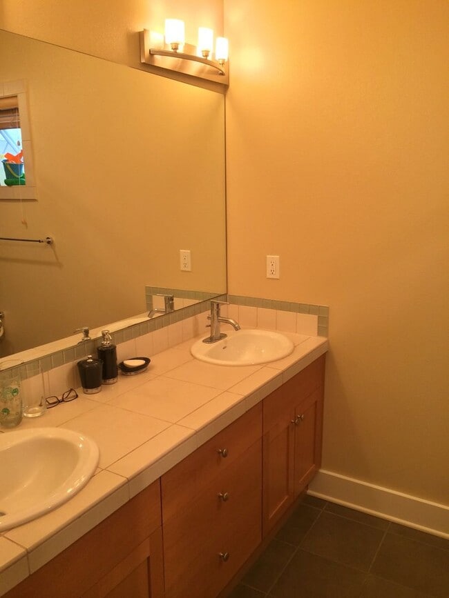 Building Photo - 3bd/2.25ba Seattle Home