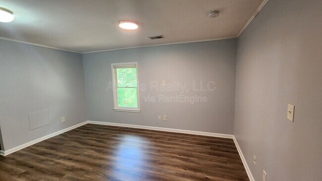 Building Photo - 2284 Alvin Dr NW