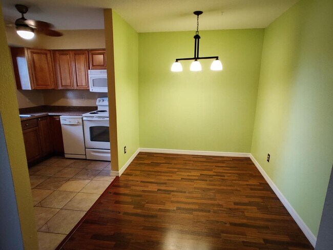 Building Photo - 165 Springwood Circle unit D