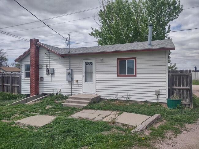 Building Photo - 925 W 2nd St