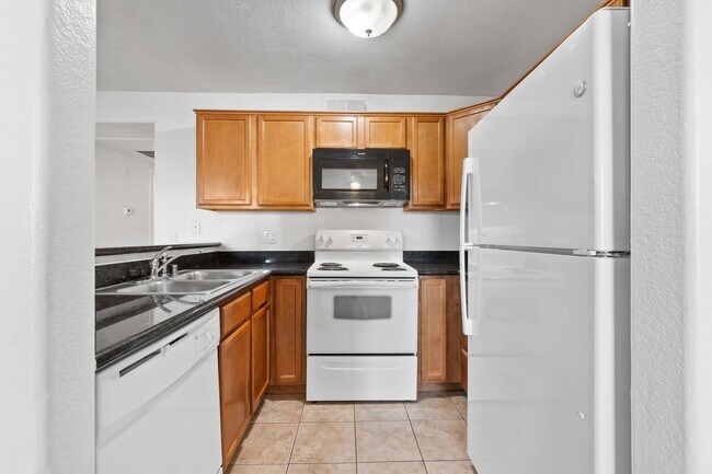 Building Photo - 3 Bedroom Condo at THE LAKES!