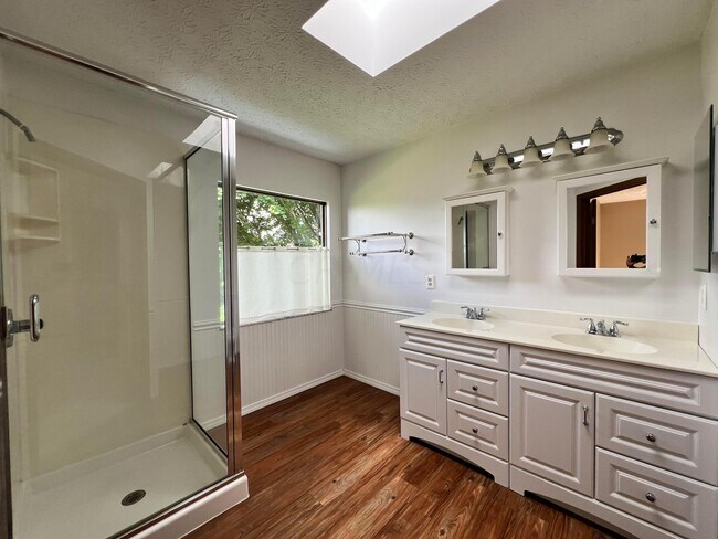 Building Photo - 758 N Starr Dr