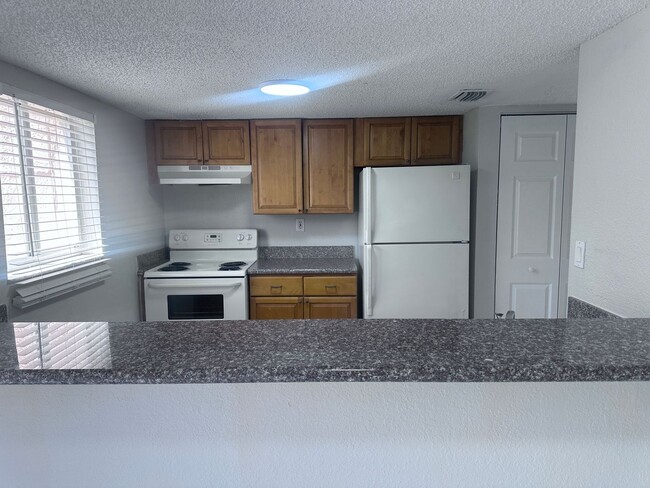 Building Photo - LARGE 3 BED/2.5 BA IN CORAL SPRINGS! Up to 3-Months Off!