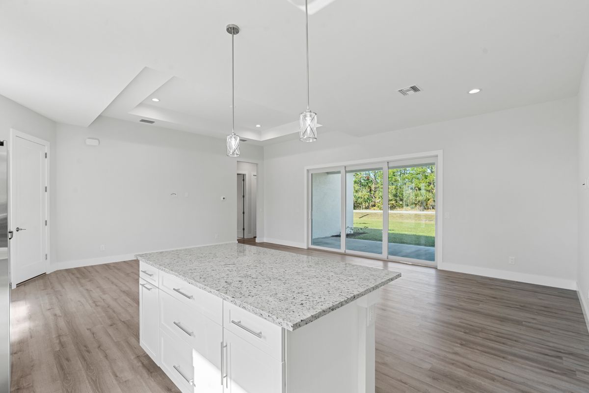Building Photo - 25434 Alicante Dr