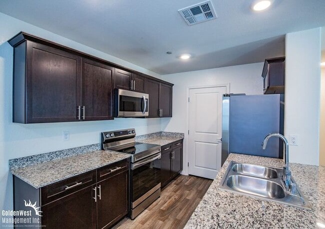Building Photo - Cozy 2Bdm 2Ba Townhome with Community Pool...