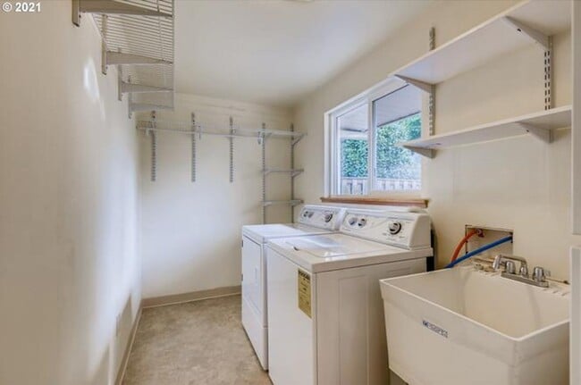 Building Photo - SE 3 Bed | 1 Bath | Expansive Backyard | P...