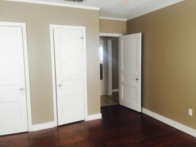 Building Photo - 615 Monroe St