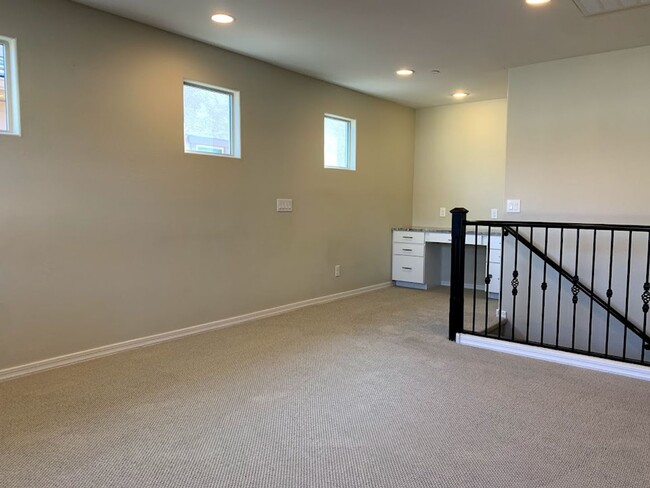 Building Photo - 4 BEDROOM PLUS LOFT, BUILT IN BBQ WITH COMMUNITY POOL