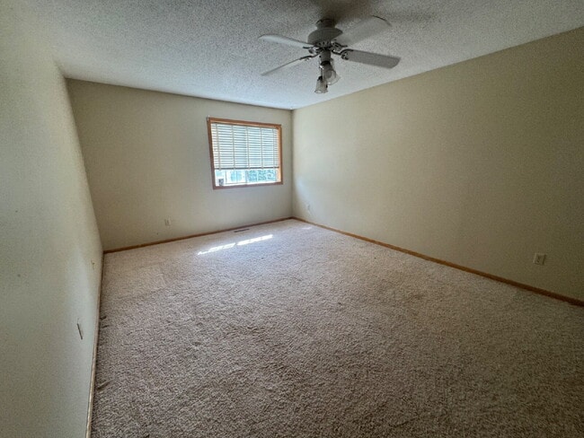 Building Photo - Charming 2-Bed Townhouse Retreat in Woodbury Spacious 1080 Sq Ft with 1 Bath.
