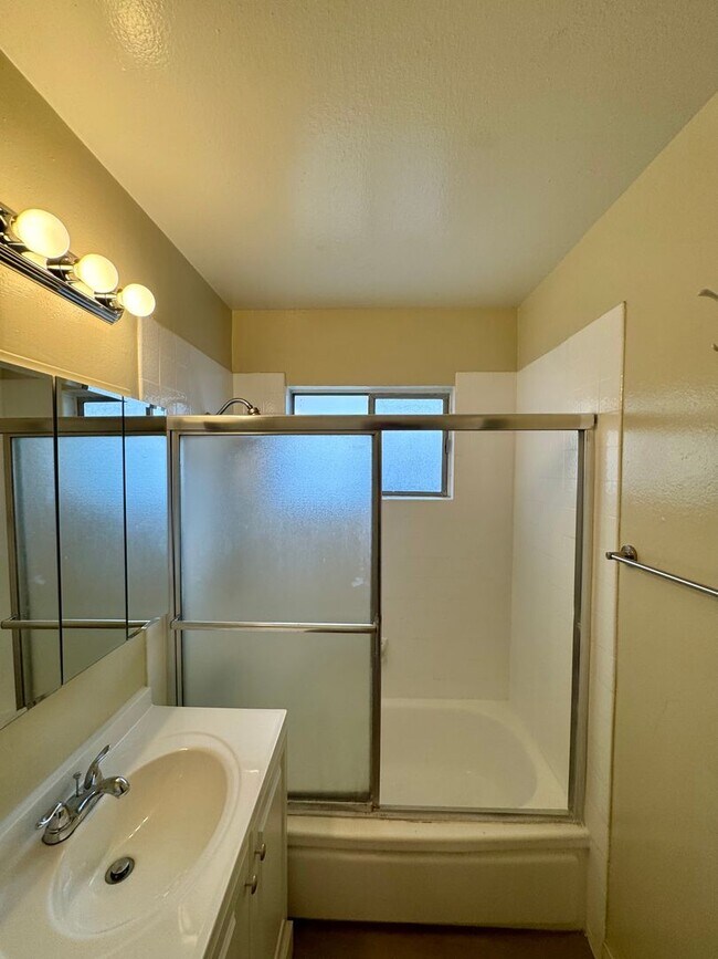 Building Photo - Beautifully Renovated 2 Bed / 1 Bath Apartment for Rent in Los Alamitos!