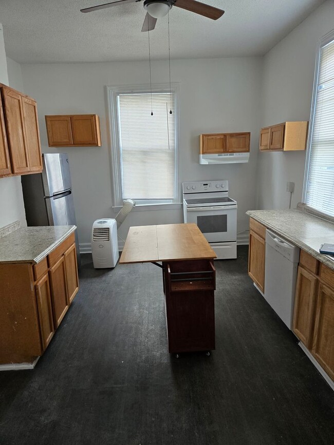 Building Photo - Single family home with covered front porch