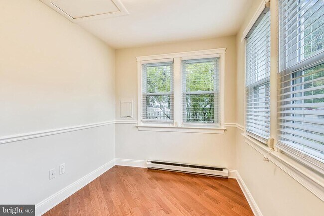 Building Photo - 214 E Monroe Ave