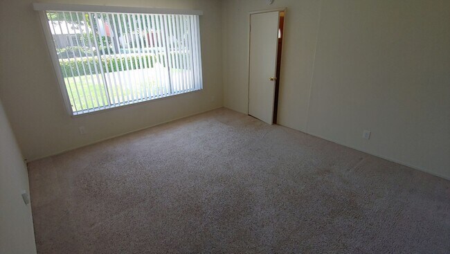Building Photo - Beautiful Three Bedroom Two Bath Home with...