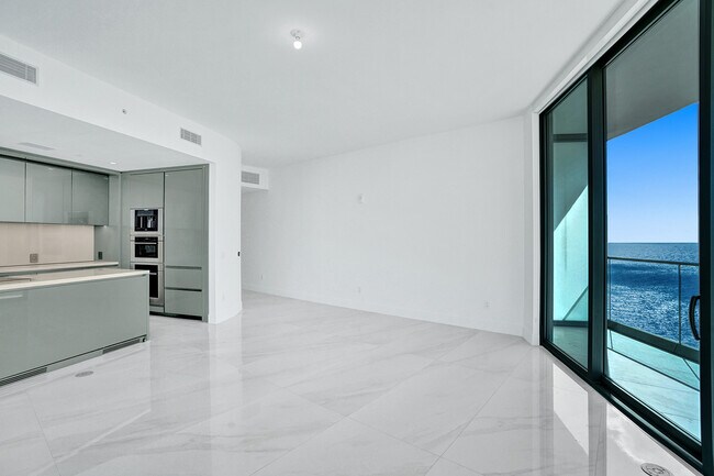 Building Photo - 18975 Collins Ave