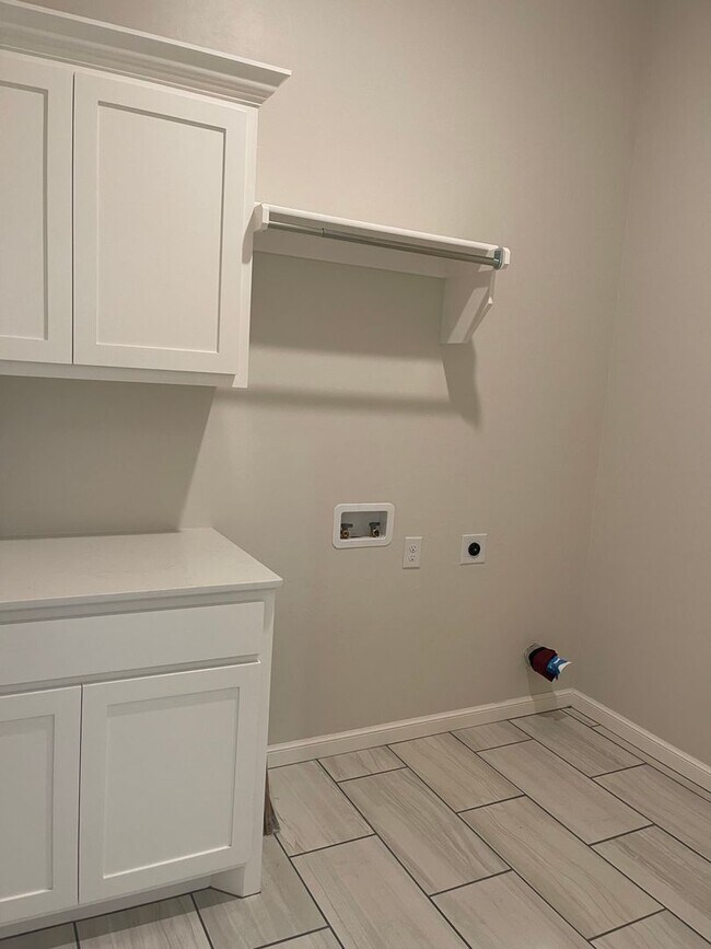 Building Photo - Two bedroom two bath home with a study.