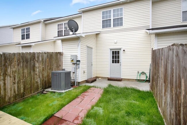 Building Photo - An adorable home! Pets Welcome!