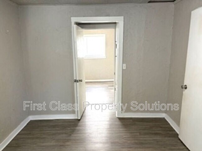 Building Photo - 404 S Burdick St