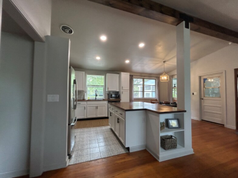 Building Photo - 7424 Roslyn Rd