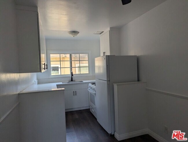 Building Photo - 4777 San Vicente Blvd