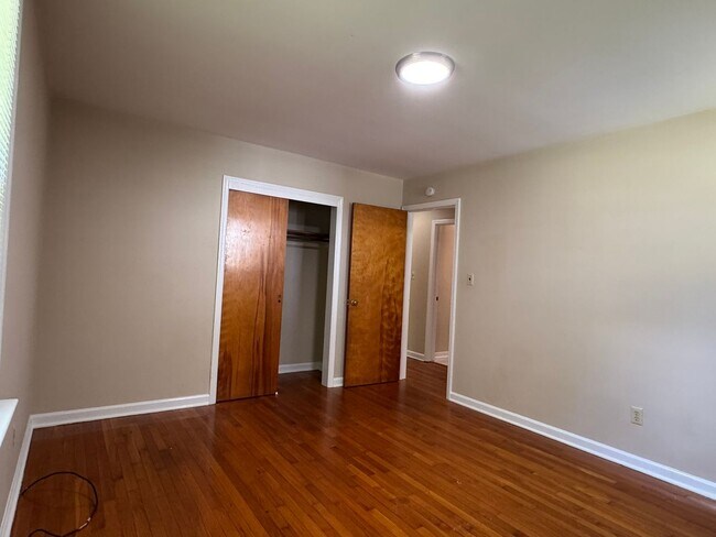 Building Photo - 1004 S Park Dr