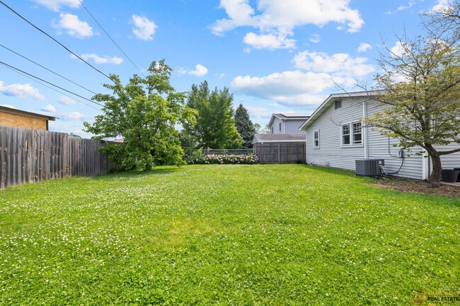 Building Photo - 204 E Dickens Ave