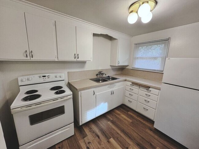 Building Photo - Lakewood House! 2 Bedroom 1 Bath Home near...