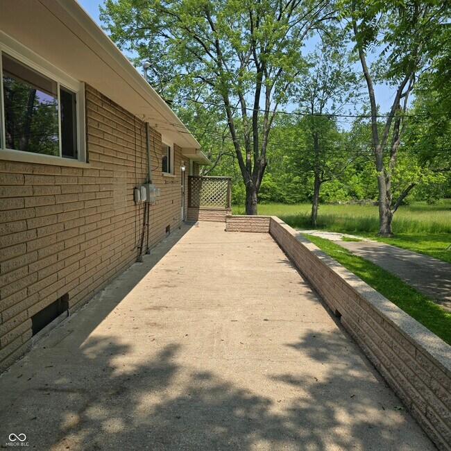 Building Photo - 10016 E Troy Ave