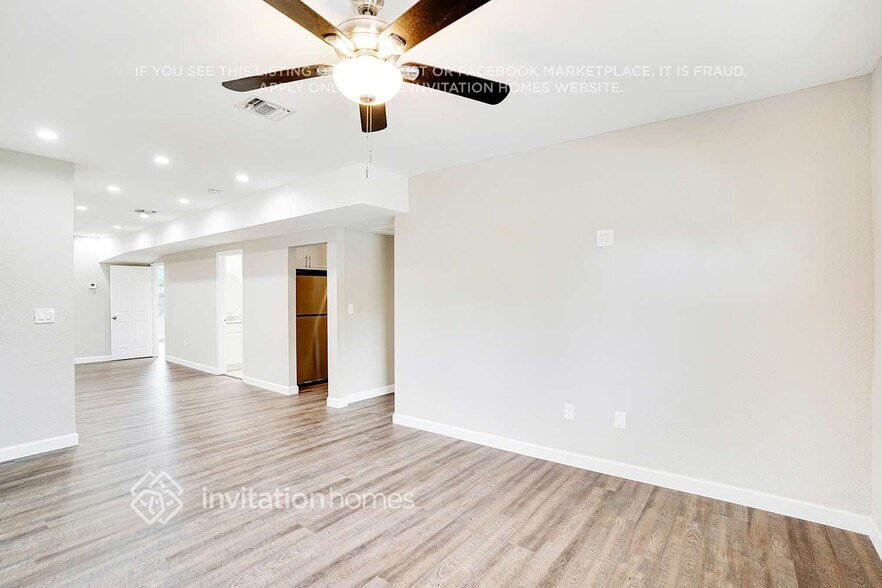 Building Photo - 318 W 17th St