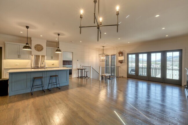 Building Photo - 56 Oak Crescent Cir