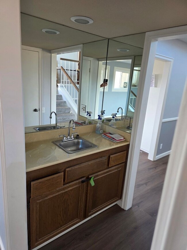 Building Photo - Large 3 bedroom home in quiet neighborhood cul-de-sac with amazing views