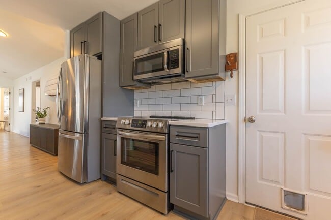 Building Photo - READY SOON! Beautifully Updated 3BR/2BA Ho...