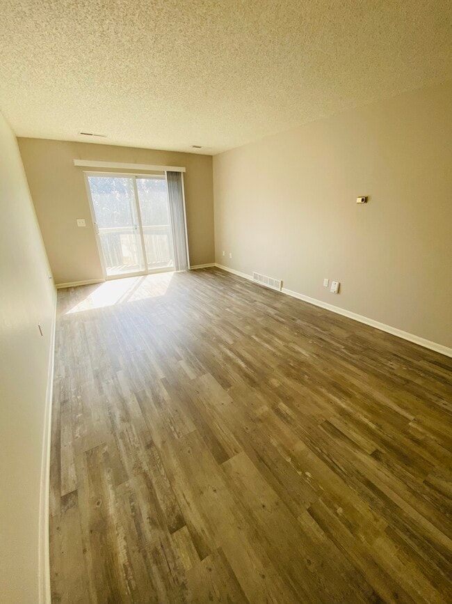 Building Photo - 395