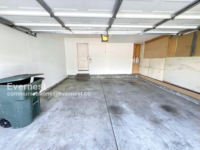 Building Photo - 502 W 114th Way