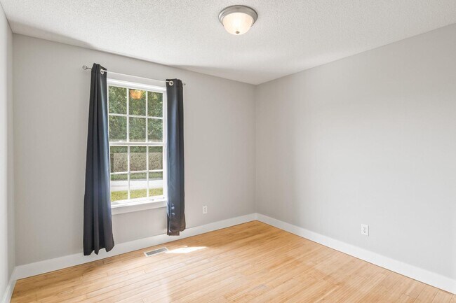 Building Photo - 1000 Meadowgreen Dr