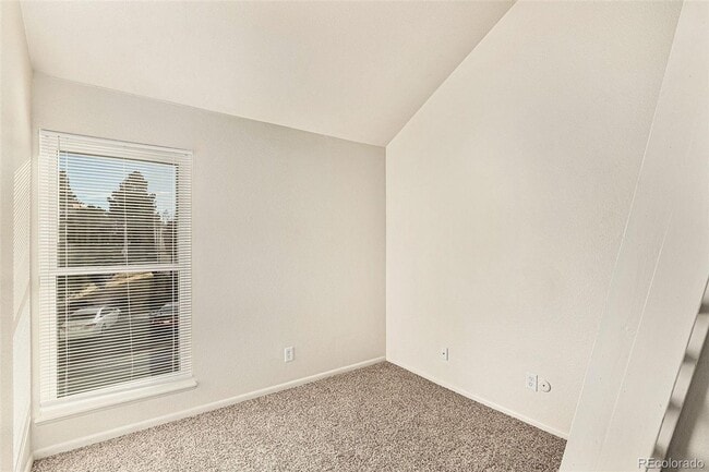 Building Photo - 2 bed, 1 bath, ~1000 square feet, Complete...