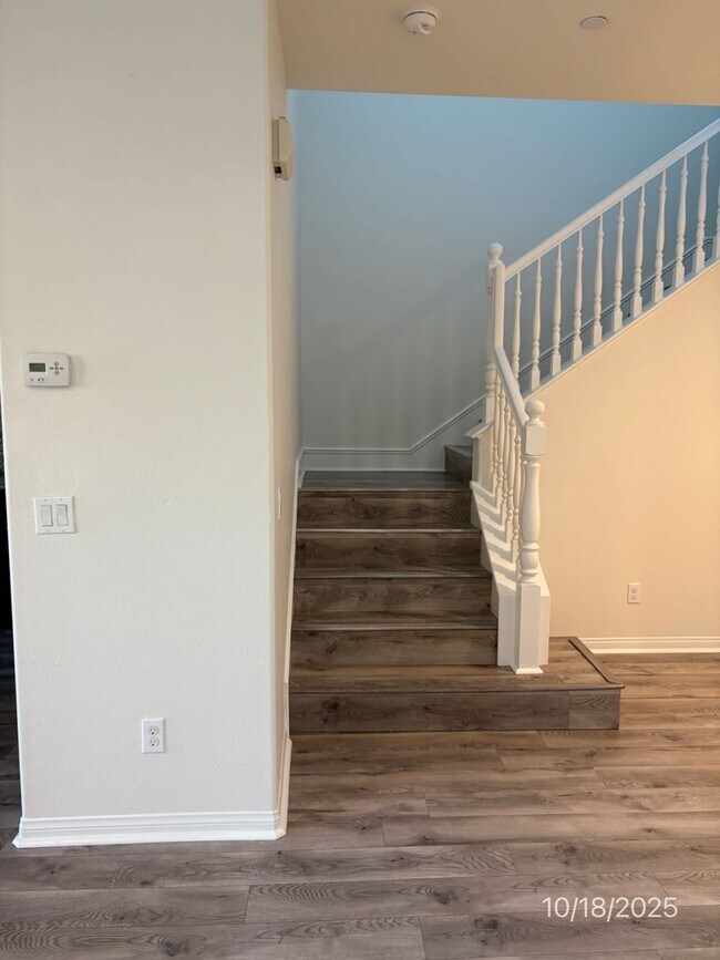Building Photo - Beautiful 3-Bedroom, 2.5 bath in the  Glen...