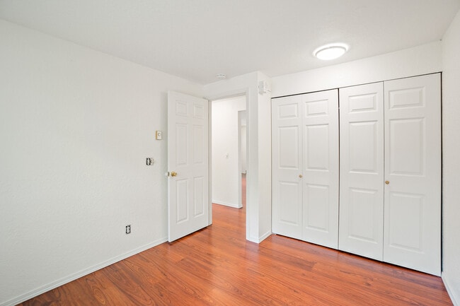 Building Photo - 9494 Redmond - Woodinville Rd NE