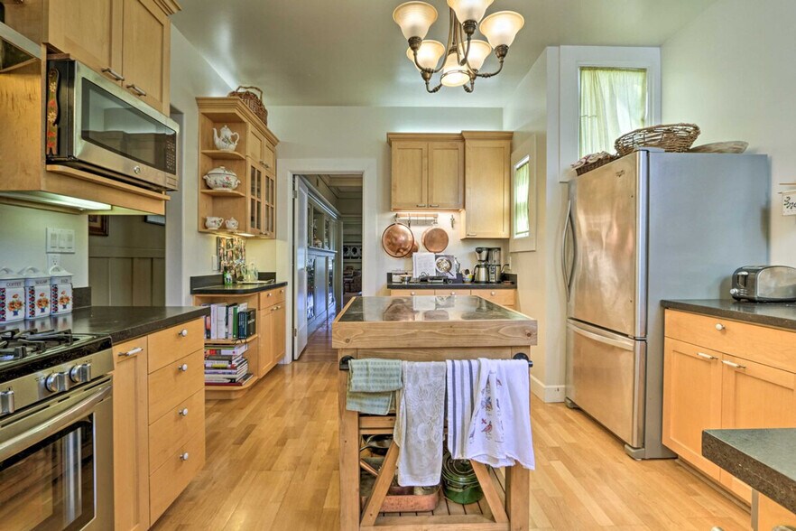 Building Photo - 241 Ashbury St