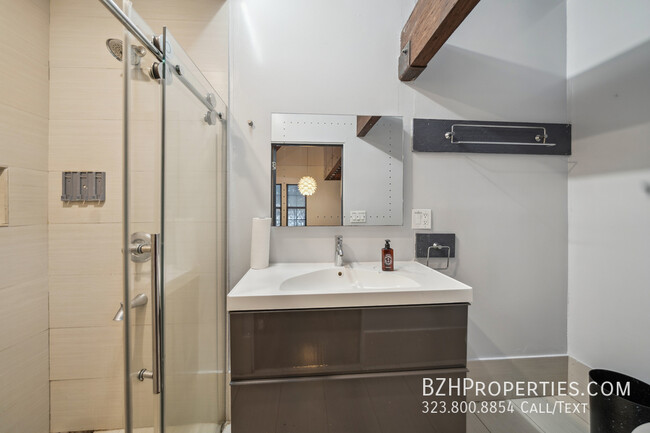 Building Photo - Modern 2-Bed, 2-Bath with a Huge Private Y...