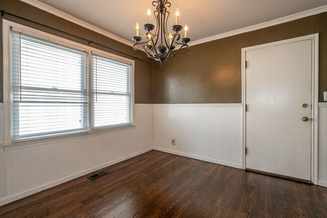 Building Photo - 3 Bedroom 1 Bath in Tulsa