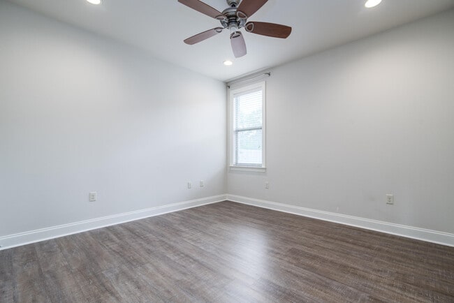 Building Photo - 718 Woods Dr