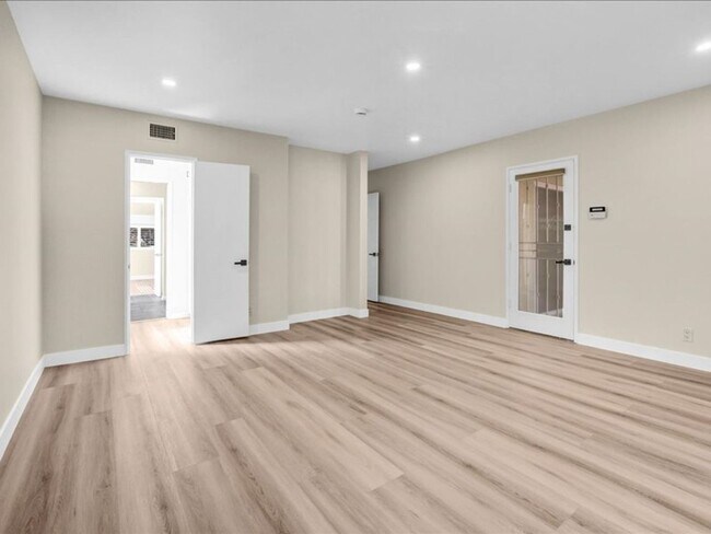 Building Photo - Welcome to this charming 3-bedroom, 2-bath...