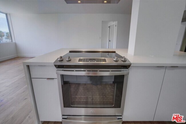 Building Photo - 435 N Oakhurst Dr