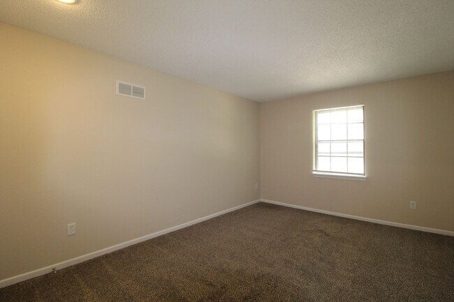 Building Photo - 115 N Saxony Dr