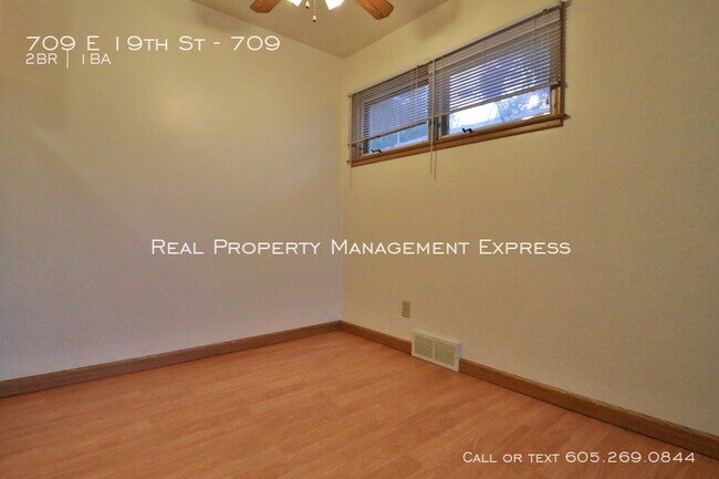Building Photo - 709 E 19th St