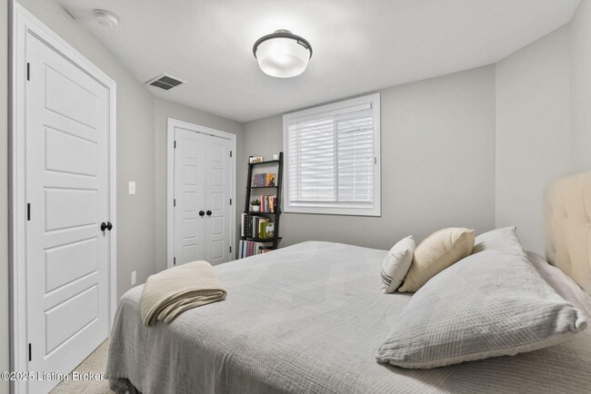 Building Photo - 10910 Kings Crown Dr