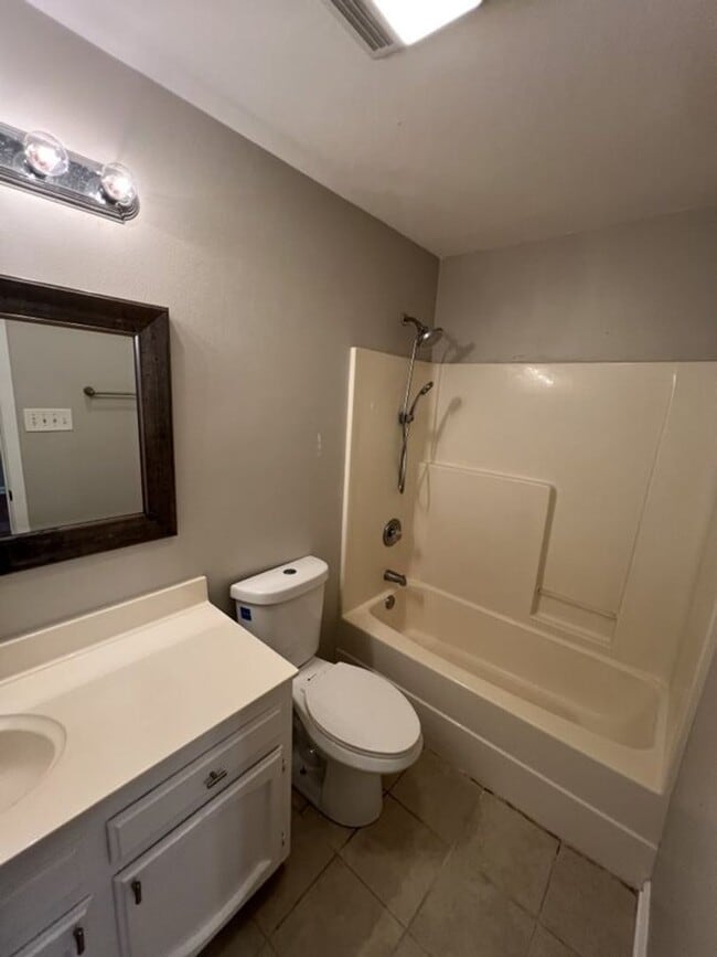 Building Photo - Charming 4-Bedroom Home with Large Backyar...
